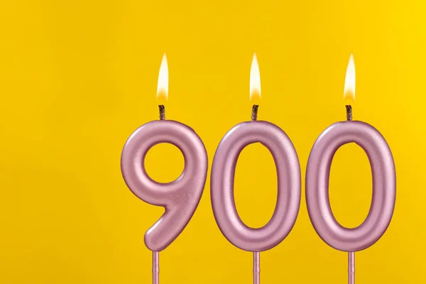 Vela 900 Con Llama Tarjeta Cumpleaños Sobre Fondo Amarillo Lujo —  Fotos de Stock