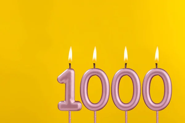バースデーキャンドルナンバー1000 黄色の背景での誕生日のお祝い — ストック写真