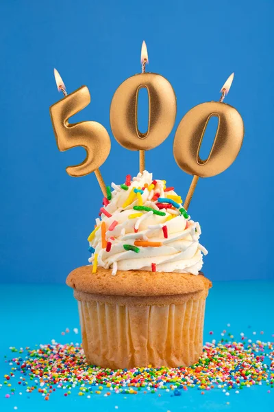 Bolo Aniversário Com 500 Velas Fundo Azul — Fotografia de Stock