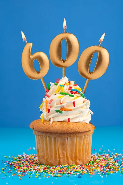Vela Número 600 Aniversario Cupcake Sobre Fondo Azul —  Fotos de Stock