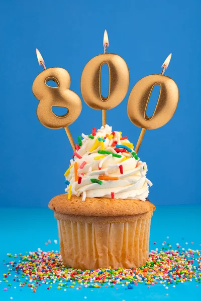 Vela Número 800 Aniversario Cupcake Sobre Fondo Azul —  Fotos de Stock