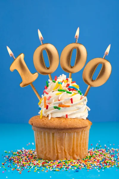 Vela Número 1000 Aniversario Cupcake Sobre Fondo Azul —  Fotos de Stock
