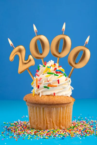 Jubileum Cupcake Met 2000 Kaars Blauwe Achtergrond — Stockfoto