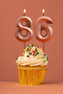 86 numaralı mum - Mercan füzyon arka planında pasta doğum günü