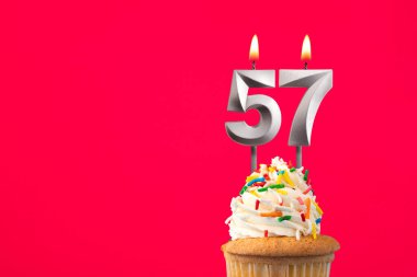 Pastalı yatay doğum günü kartı - 57 numaralı yanan mum