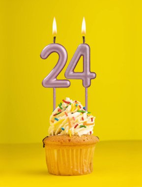 24 numara mum - Sarı arkaplanda doğum günü kartı tasarımı