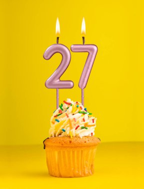 Doğum günü mumu numara 27 - Davetiye kartı sarı arka planda