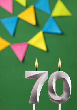 70 mumlu dikey doğum günü kartı - flama ile yeşil arkaplan