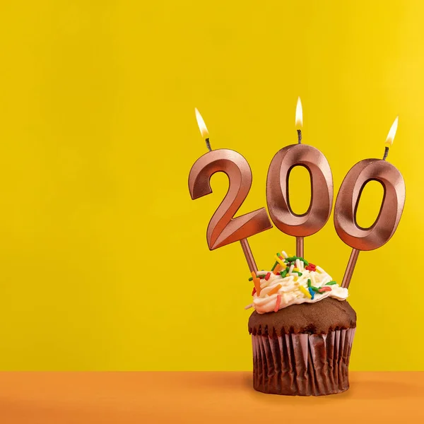 Kaars Met Vlamnummer 200 Jubileumkaart Gele Achtergrond — Stockfoto