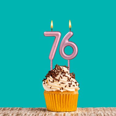 Aquamarine arka planında 76 numara mum olan doğum günü kartı