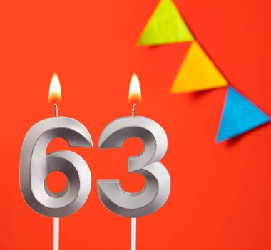 63 numaralı doğum günü mumu - Turuncu arka planda davetiye kartı