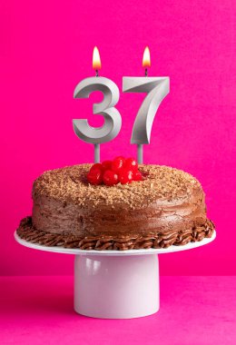 37 numaralı mum - Pembe arka planda çikolatalı pasta
