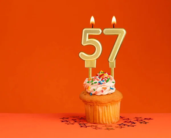 57号蜡烛 生日卡片的橙色背景设计 — 图库照片