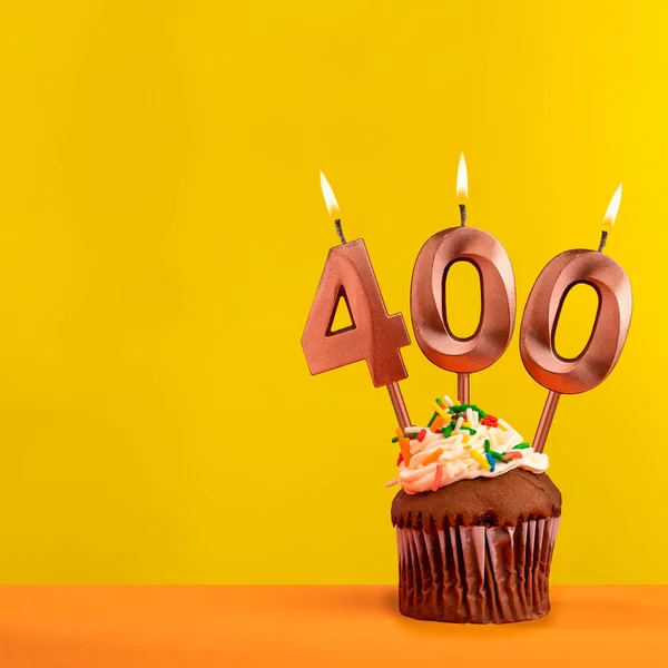 Vela Con Número Llama 400 Tarjeta Aniversario Sobre Fondo Amarillo —  Fotos de Stock