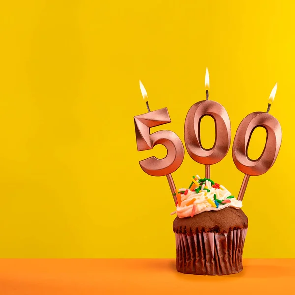 Número 500 Vela Aniversario Celebración Sobre Fondo Amarillo —  Fotos de Stock