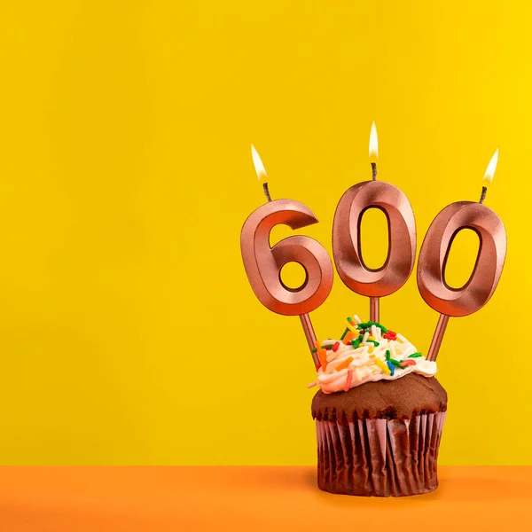 Vela Con Número Llama 600 Tarjeta Aniversario Sobre Fondo Amarillo —  Fotos de Stock
