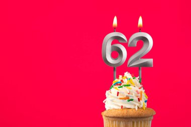 62 numaralı mumu yakmak - Pastalı doğum günü kartı