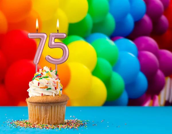 生日蜡烛号码75 邀请卡与气球的颜色的同性恋骄傲游行 — 图库照片