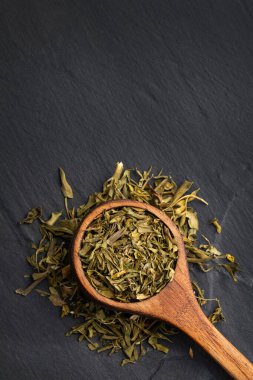 Kaşıkta kurumuş ardıç yaprakları - Ruta mezarları