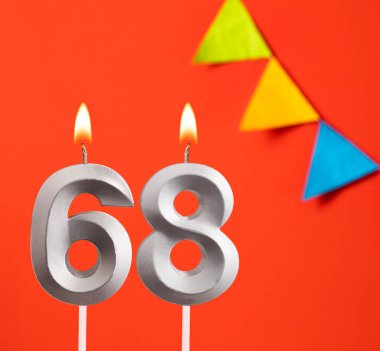 Doğum günü kartı - Turuncu arka planda 68 numara mum