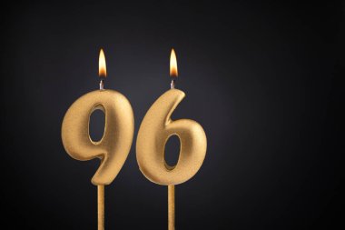 96 numaralı doğum günü mumu - Siyah arka planda doğum günü kutlaması