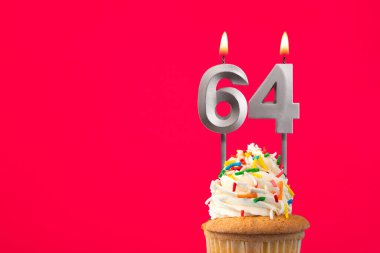 64 numaralı mumu yakmak - Pastalı doğum günü kartı