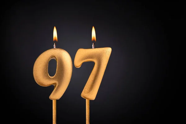 金色蜡烛97 带有火焰生日卡片 深色豪华背景 — 图库照片