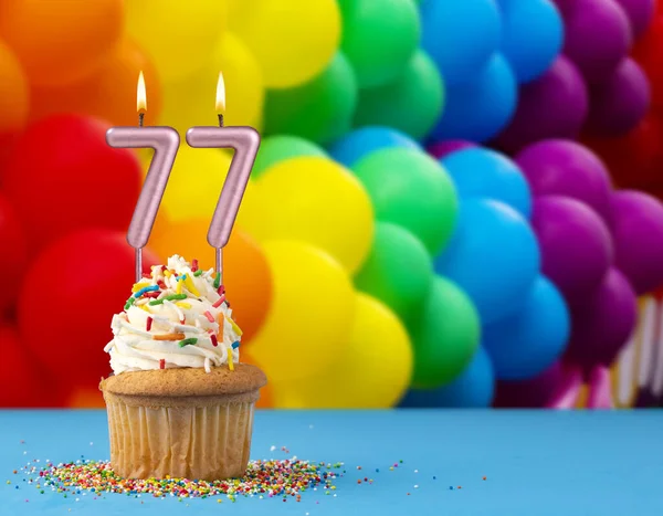 生日蜡烛第77号 邀请卡 上面印有色彩艳丽的气球 — 图库照片