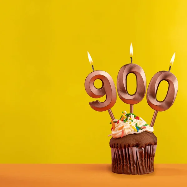 Número 900 Vela Aniversario Celebración Sobre Fondo Amarillo —  Fotos de Stock