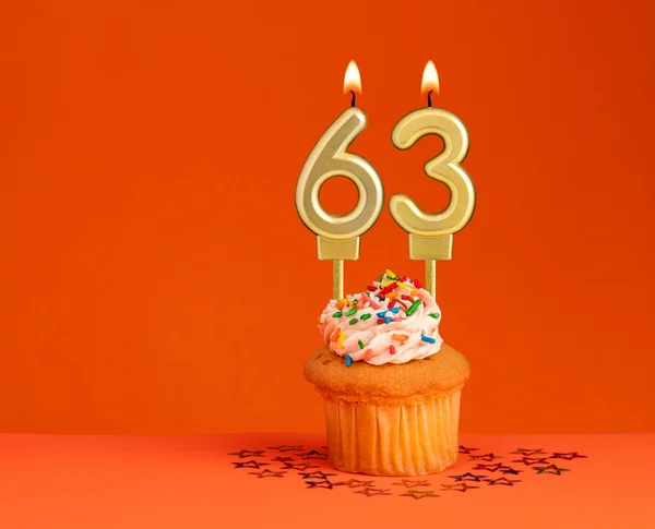 63号蜡烛 生日卡片的橙色背景设计 — 图库照片