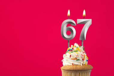Pastalı yatay doğum günü kartı - 67 numaralı yanan mum