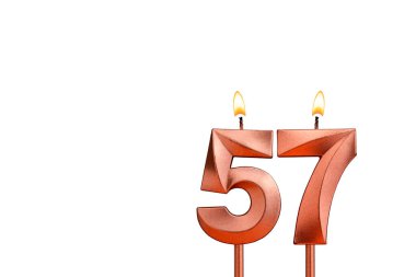 Beyaz arkaplanda 57 numaralı doğum günü mumu