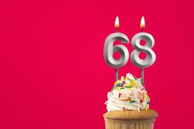 68 numaralı mumu yakmak - Pastalı doğum günü kartı