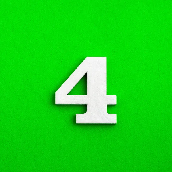ナンバー4 緑の背景に白い木の番号 — ストック写真