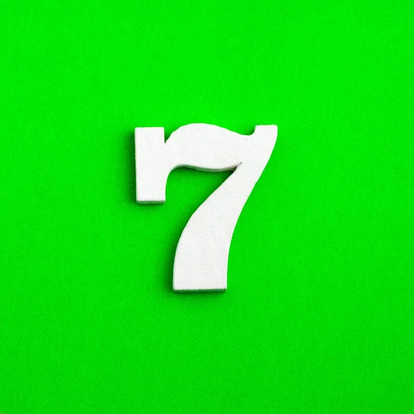 Αριθμός Επτά Λευκό Αριθμό Ξύλο Πράσινο Φόντο — Φωτογραφία Αρχείου