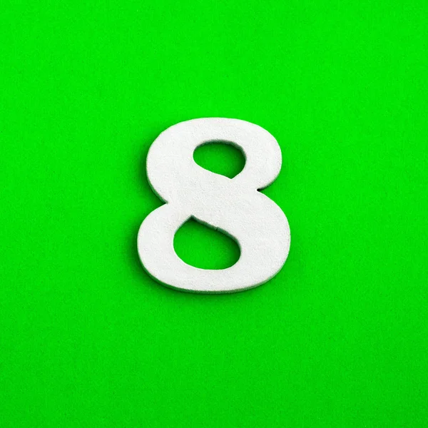 Número Número Madeira Branca Sobre Fundo Verde — Fotografia de Stock