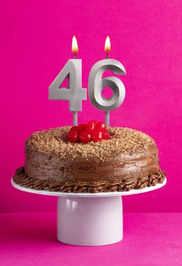 46 numaralı mumlu doğum günü kartı - Pembe arka planda çikolatalı pasta