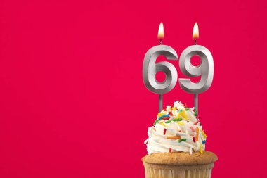 Pastalı yatay doğum günü kartı - 69 numaralı yanan mum