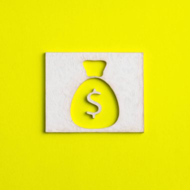 Sarı arka planda para çantası - Dolar iş konsepti