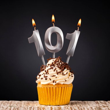 101 numaralı doğum günü mumu - Siyah arkaplanda yıldönümü pastası