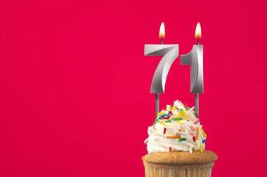 Pastalı yatay doğum günü kartı - 71 numaralı yanan mum