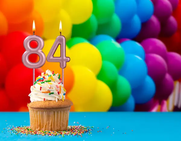 生日贺卡 84号蜡烛 上面印有欢乐游行的彩球 — 图库照片