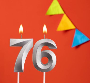 Doğum günü kartı - turuncu arka planda 76 numara mum