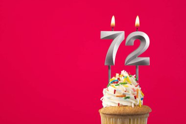 72 numaralı mumu yakmak - Pastalı doğum günü kartı