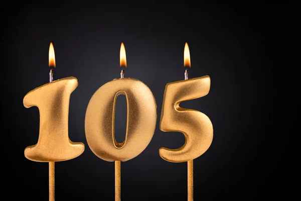 金色蜡烛105与火焰生日卡片黑暗豪华背景 — 图库照片