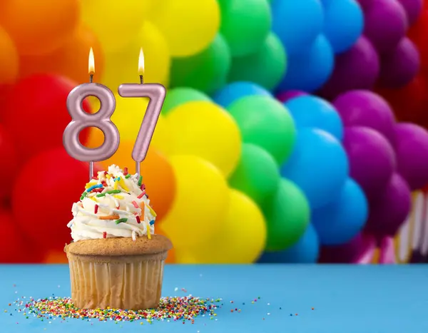 生日蜡烛第87号 邀请卡 上面印有色彩艳丽的气球 — 图库照片