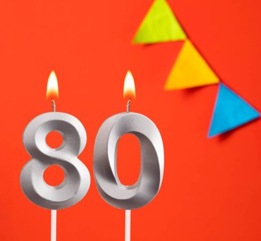 Doğum günü kartı - Turuncu arkaplanda 80 numara mum