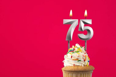 Pastalı yatay doğum günü kartı - 75 numaralı yanan mum