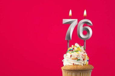 76 numaralı mumu yakmak - Pastalı doğum günü kartı