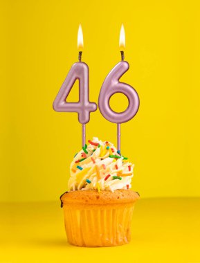 46 numaralı mum - Sarı arkaplanda doğum günü kartı tasarımı